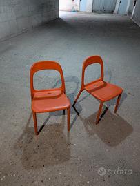 coppia di sedie Ikea arancioni 
