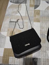 Borsa O bag nera a tracolla con catena