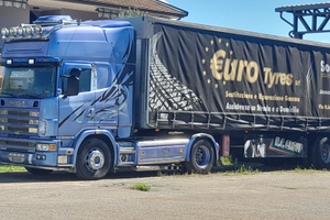 Scania 530 V8 con semirimorchi