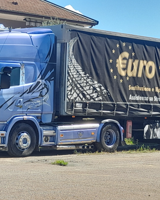 Scania 530 V8 con semirimorchi