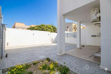 Nuova villa bifamiliare con ampio giardino