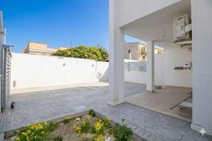 Nuova villa bifamiliare con ampio giardino