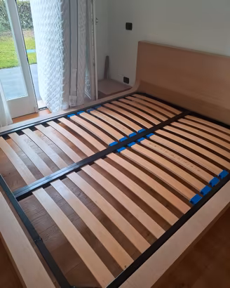 Testiera letto senza reti, due comodini e comò