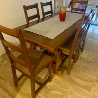 Tavolo in legno con 6 sedie