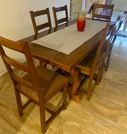 Tavolo in legno con 6 sedie