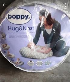 Cuscino allattamento boppy hug e nest.