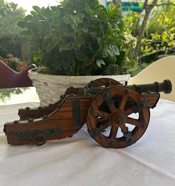 Cannone in miniatura in legno e ghisa
