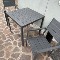 Tavolino e due sedie da giardino