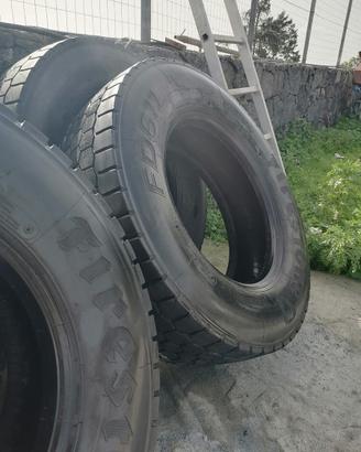 4 Pneumatici per camion
