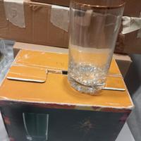 bicchieri con bordo dorato 