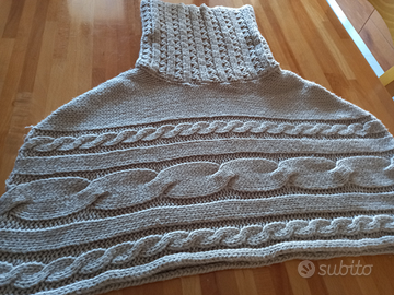 Mantellina coprispalle a collo alto beige