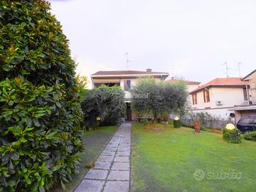 Villa indipendente a Varedo con giardino!!!