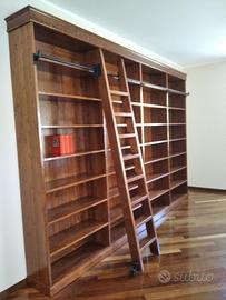 libreria in abete con ripiani e scala lucidata