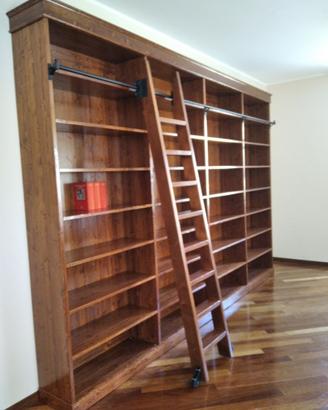 libreria in abete con ripiani e scala lucidata