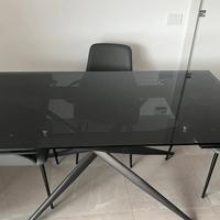 Tavolo moderno in vetro
