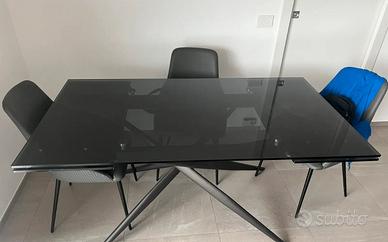 Tavolo moderno in vetro