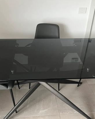Tavolo moderno in vetro