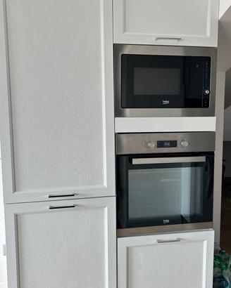 Colonna bianca cucina moderna + elettrodomestici