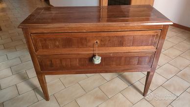 Comò cassettone antico di elegante forma
