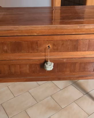 Comò cassettone antico di elegante forma