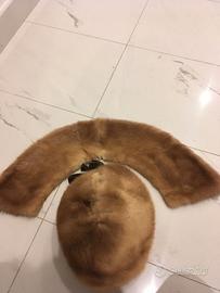 Cappello e collo di pelliccia, in visone chiaro.