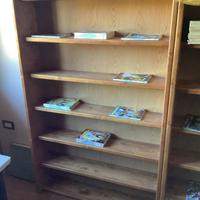 Libreria portalibri e fumetti.