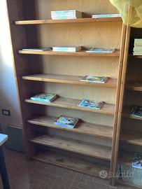 Libreria portalibri e fumetti.