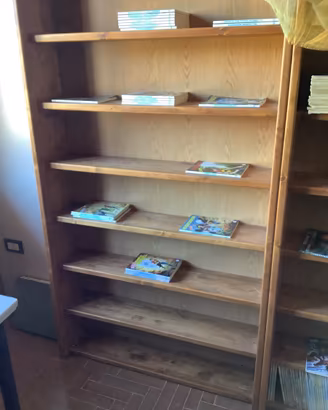 Libreria portalibri e fumetti.