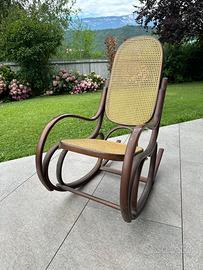 Sedia a dondolo vintage in legno