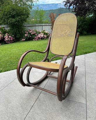 Sedia a dondolo vintage in legno