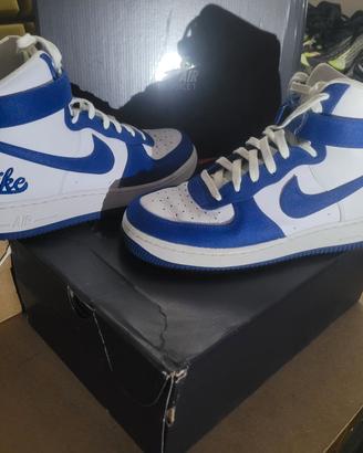 scarpe di vari modelli e misure