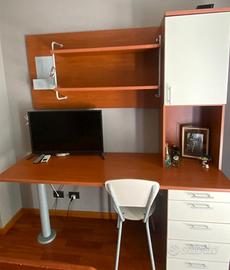 Scrivania più letto singolo e comodino