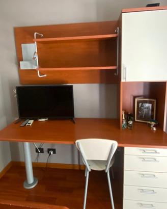 Scrivania più letto singolo e comodino