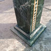 Colonna di marmo verde alpi