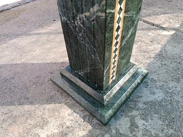 Colonna di marmo verde alpi