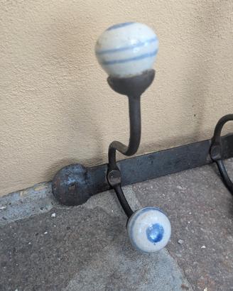 attaccapanni vintage ferro battuto e ceramica 