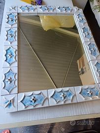 specchio con cornice di piastrelle