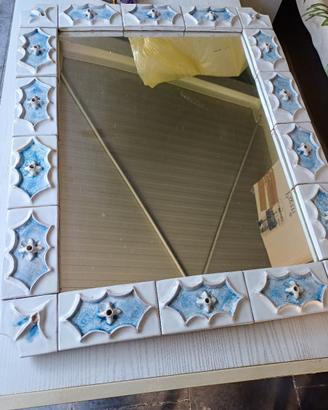 specchio con cornice di piastrelle