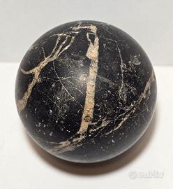 Antica sfera in marmo nero con venature bianche