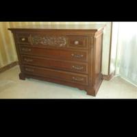 Letto e comò in stile