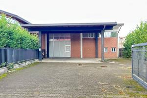 Immobile di 330 m² con 1 locale a Carugo