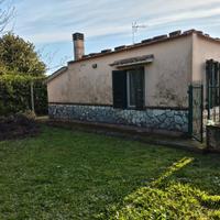 In zona urbana, fronte strada, rustico con servizi