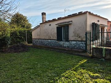 In zona urbana, fronte strada, rustico con servizi