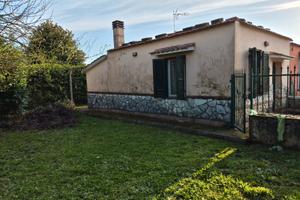 In zona urbana, fronte strada, rustico con servizi