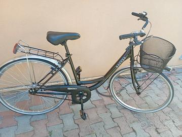 Bici con cestino, ruote da 26 e luci a led 