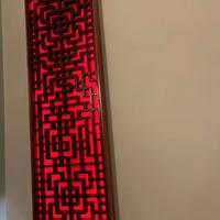 Pannello decorativo cinese con sfondo rosso, retro