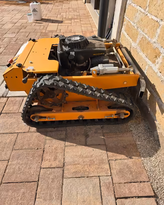 robot taglia erba cingolato