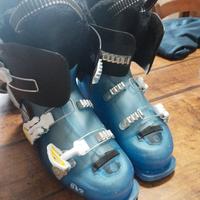 casco e scarponi da sci 