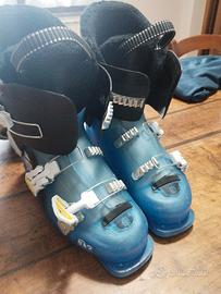 casco e scarponi da sci 