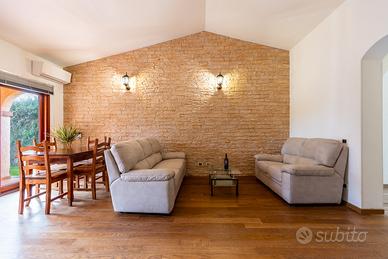 Rifinita villa con giardino curato e piantumato